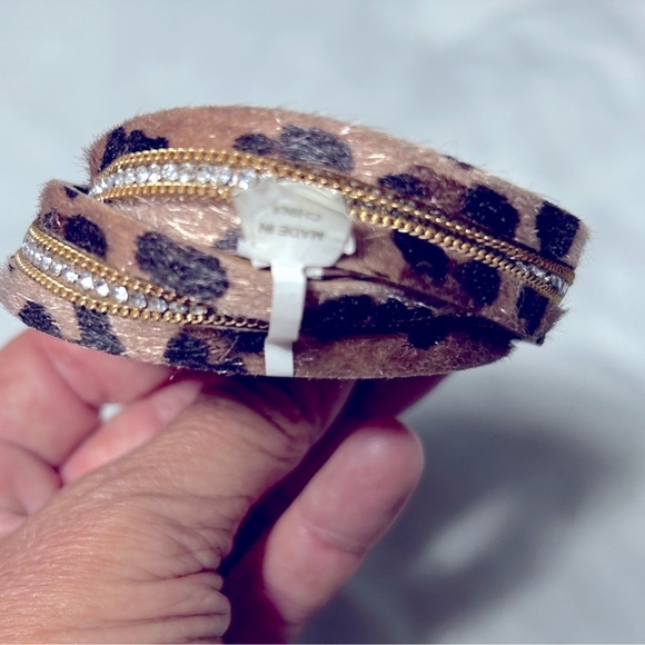 🤎BRAND NEW🤎 Chic Wrap Around Animal Print, Leather and Diamond Bracelets (2) - Picture 5 of 7